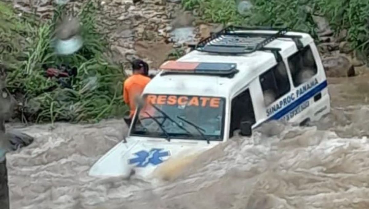 Funcionarios de Sinaproc quedan atrapados en una quebrada