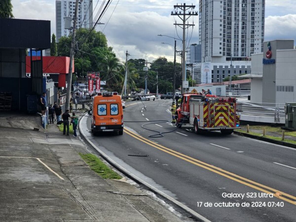 Conductor pierde el control y choca contra poste en La Pulida