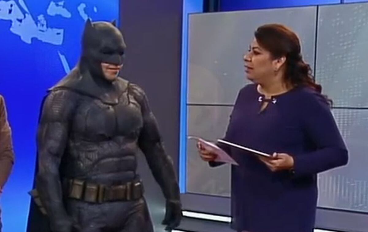 Batman le trae el batimóvil a Castalia