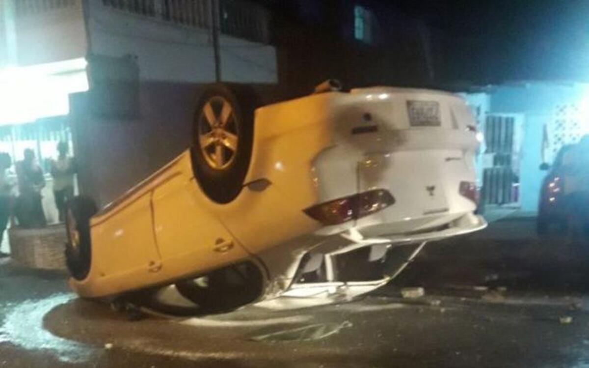 Una niña se sale del carro en marcha al escapar de balacera | Video
