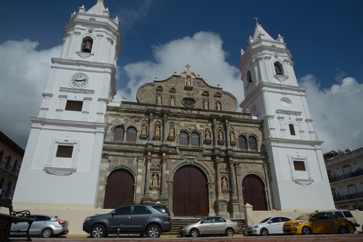 Navidad en La Catedral. Ricardo Velásquez junto al Coro  Polifónico de Panamá