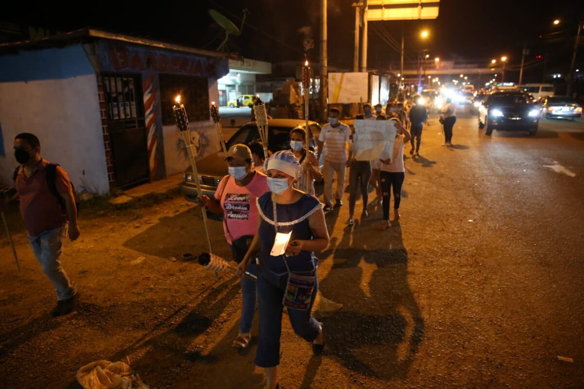 Residentes de Chilibre protestan por falta de agua. Se van a la calle con antorcha en mano