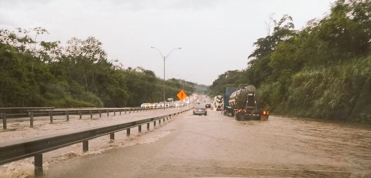 Cuidado al tomar la vía Centenario como ruta de salida porque está inundada