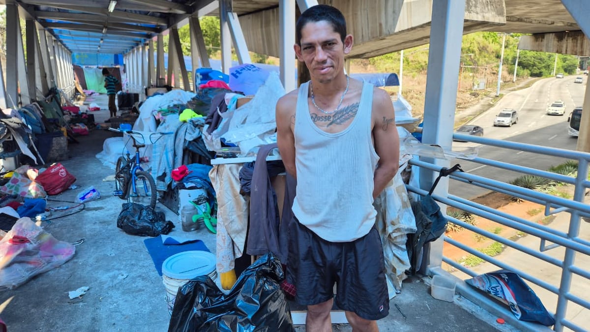 El puente del olvido. Entre el ruido del metro y la indiferencia: ocho almas viviendo bajo el hierro del abandono