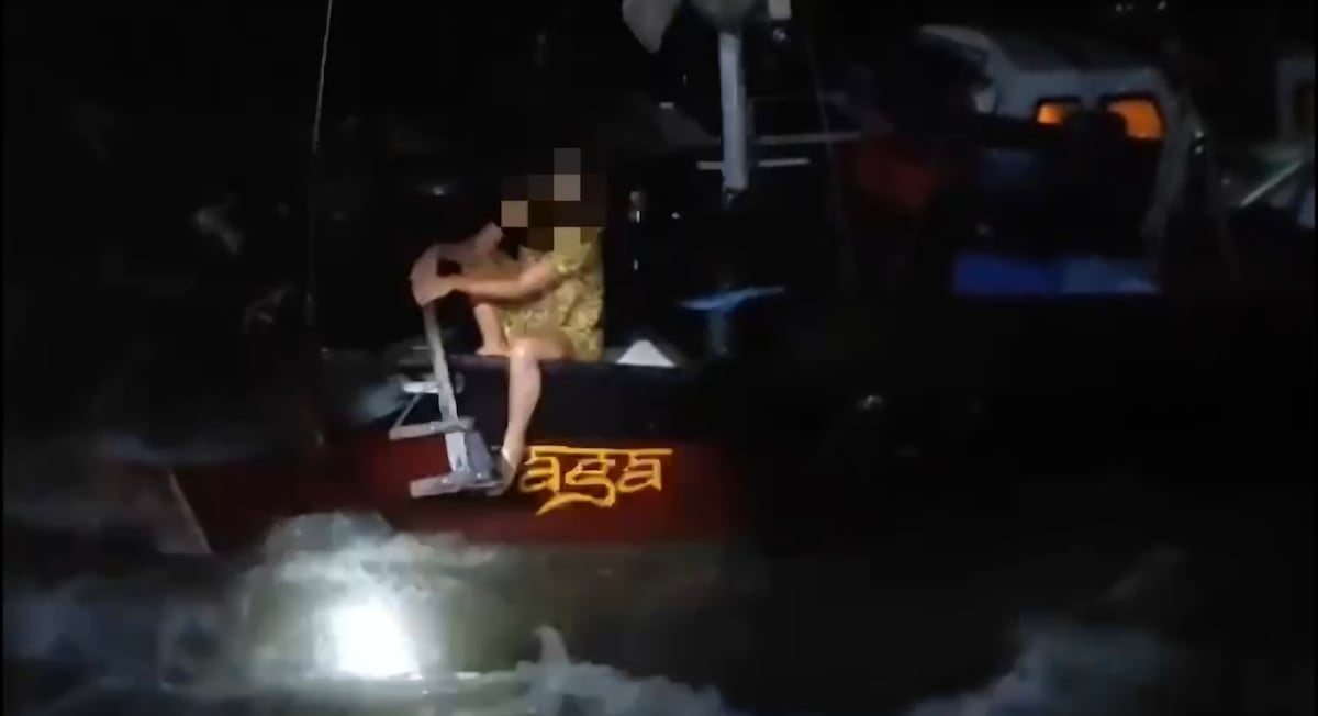 Fuerte oleaje arrastró a una extranjera con su catamarán cerca de El Malecón +VIDEO