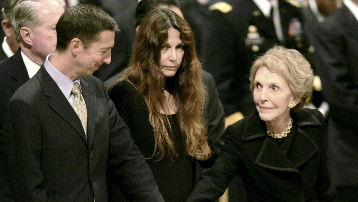 Hija de Ronald Reagan revela que fue violada por productor musical