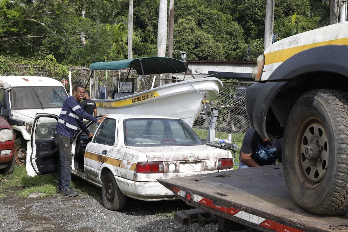 Gobierno retira autos dañados para ahorrar y liberar espacio en Herrera y Los Santos