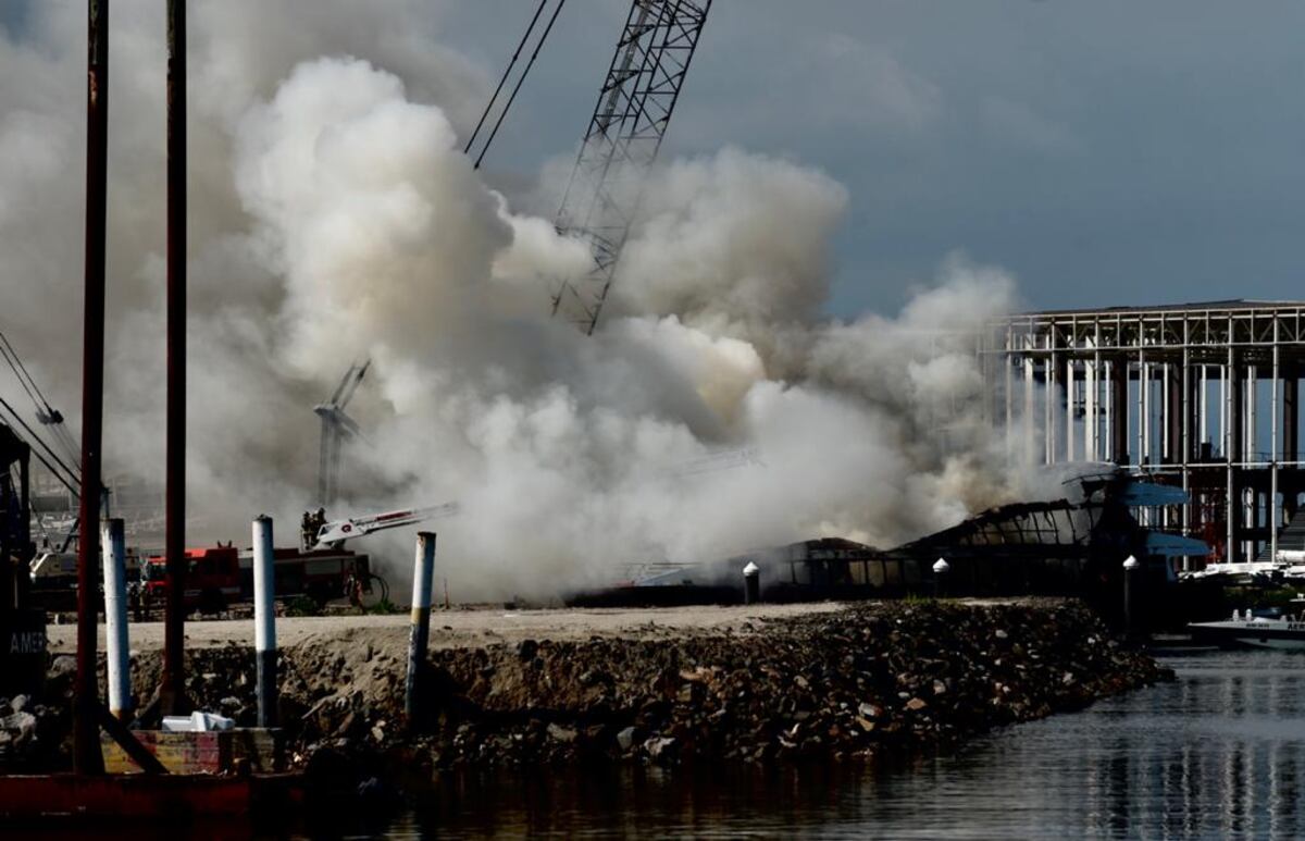 Lo último. Embarcación se prende cuando estaba en un muelle en Amador. Videos 