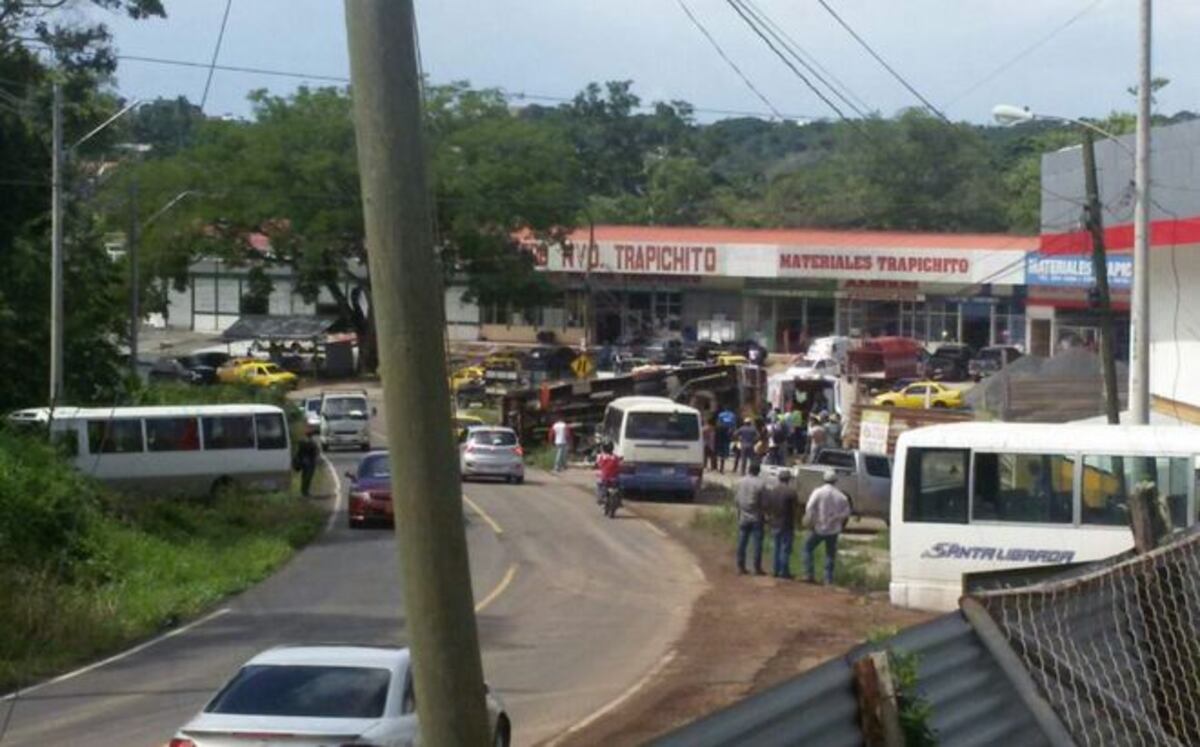 LO ÚLTIMO | Bus con pasajeros se vuelca en La Chorrera