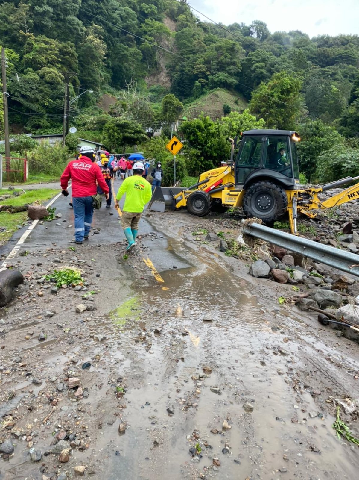 Temen que ocurra otra tragedia. Evacuan a familias en Tierras Altas por fuertes lluvias