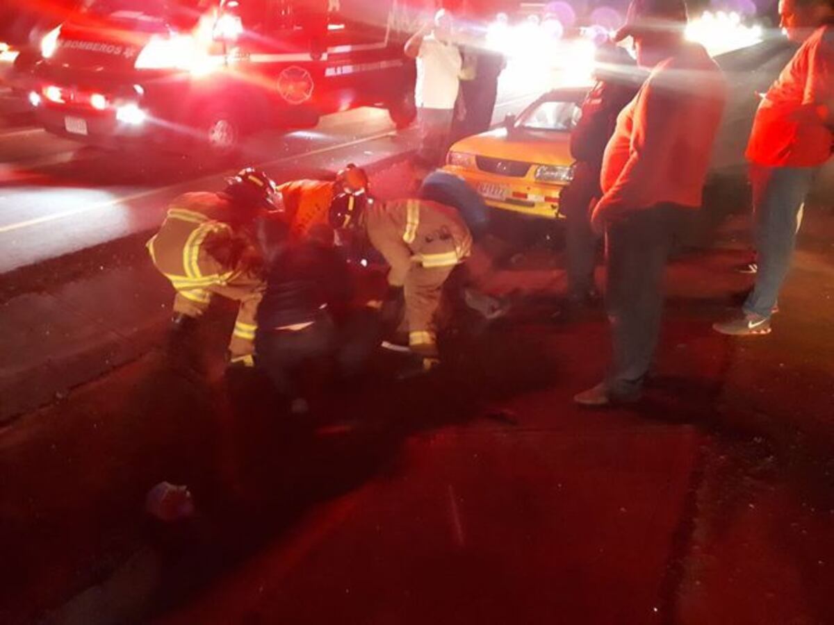 ¡UNO ATRAPADO! Choque entre un taxi y un pickup deja tres heridos