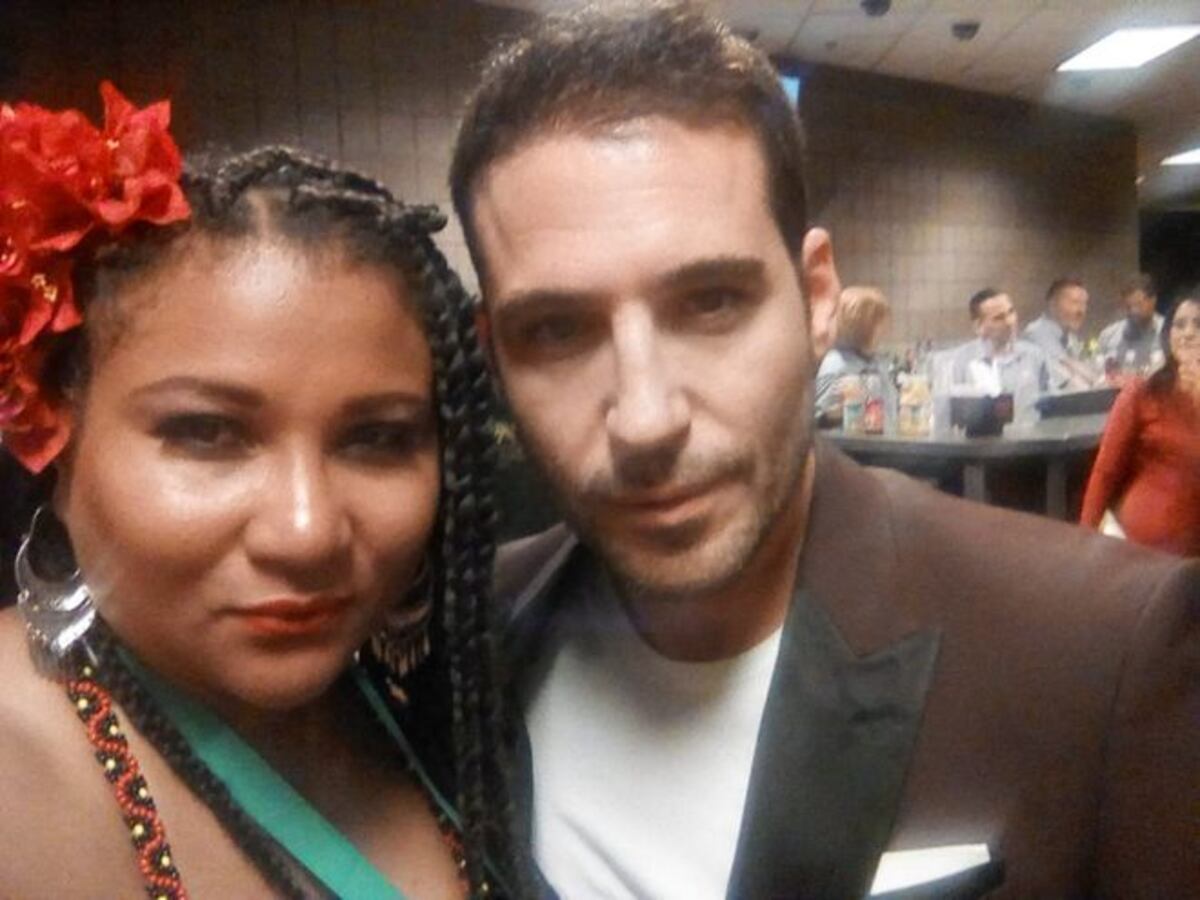 Panameños de Afrodisíaco revelan el secreto de su vestuario en los Grammys.