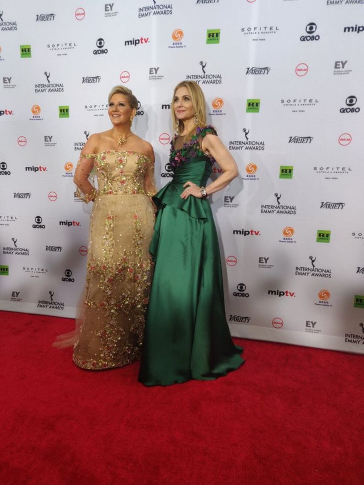 Miren cómo lució Lorena Castillo en alfombra roja de los Premios Emmy. Video