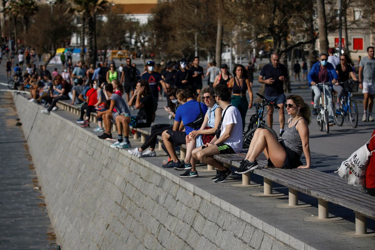 Españoles salen a pasear tras 48 días de confinamiento