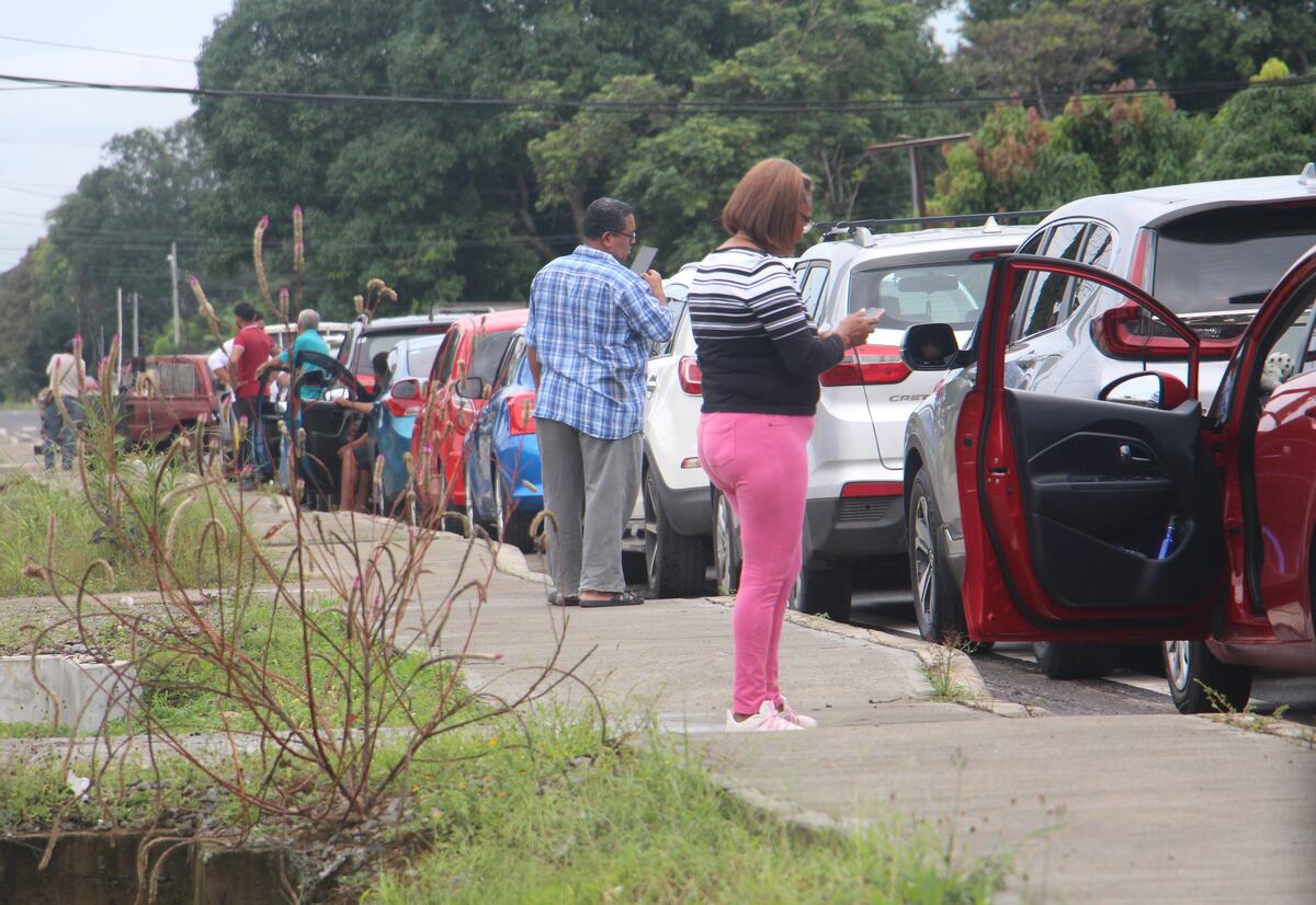 Chiricanos hacen largas filas para obtener combustible y gas licuado