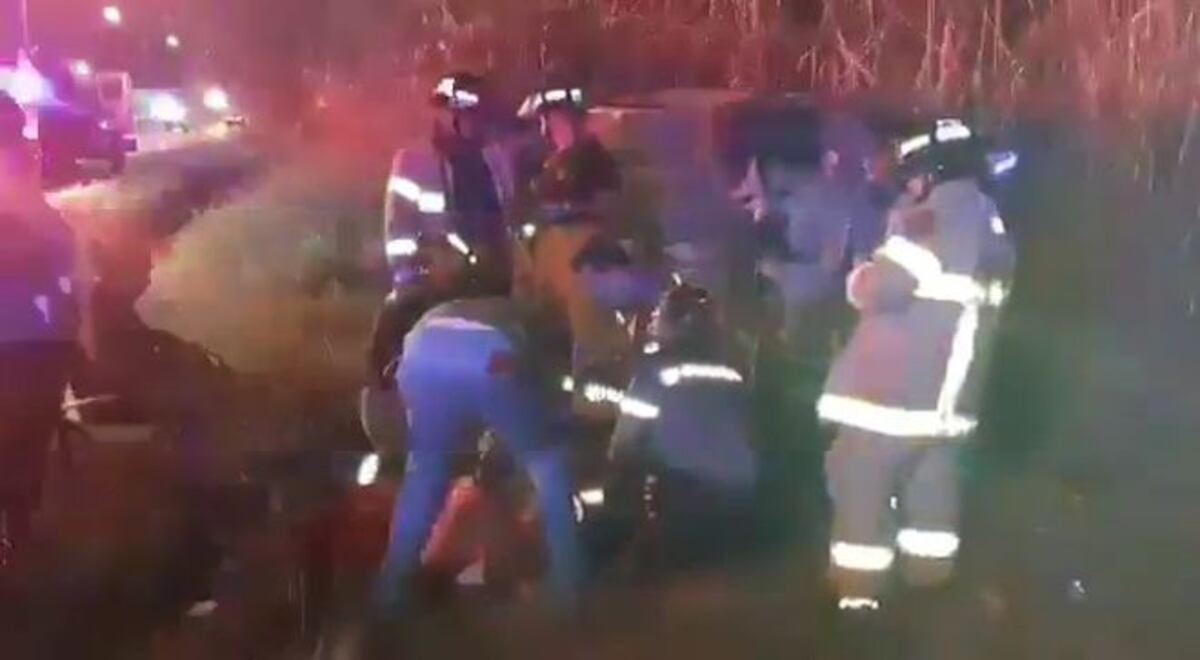Cinco miembros de una familia se estrellan en Vía Centenario. Una bebé herida