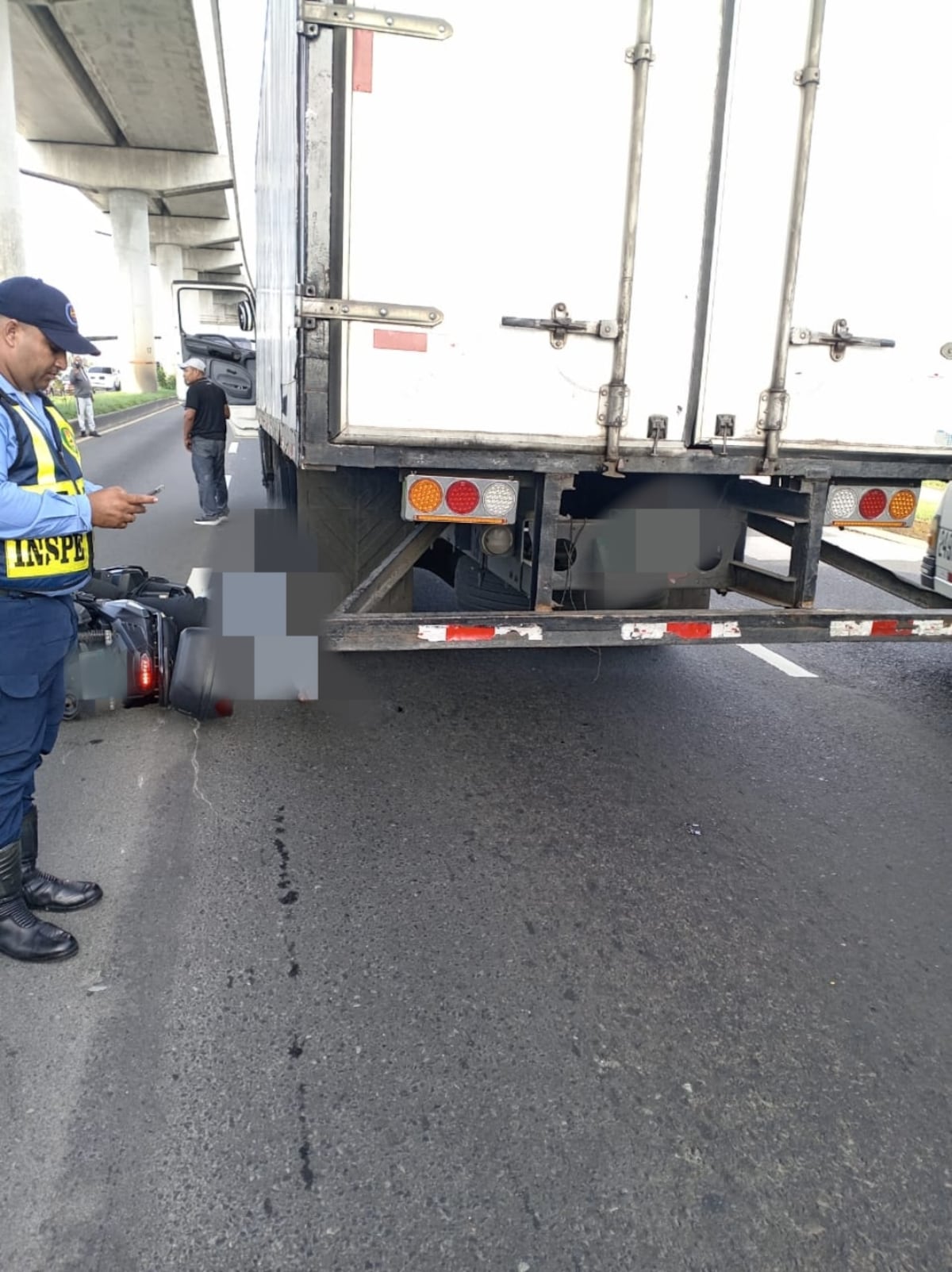 TRAGEDIA |Motorizado muere atrapado debajo de un camión en impactante accidente frente a la feria del IMA +DATOS SENSIBLES