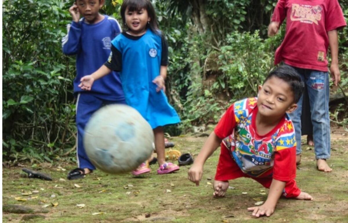 Mucha determinación. Por su defecto gatea 6 kilómetros  para llegar a su escuela