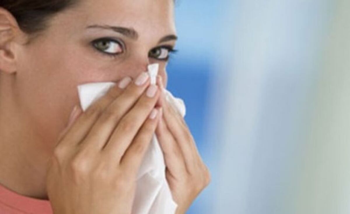 ¿Te da pena estornudar? Si te aguantas, podría pasarte esto