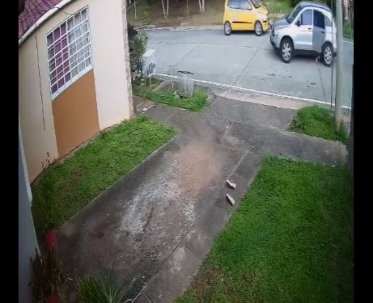 ‘Hasta cuándo, Dios mío’. Mujer es lanzada de un auto en marcha en pleno ‘secuestro exprés’. Video