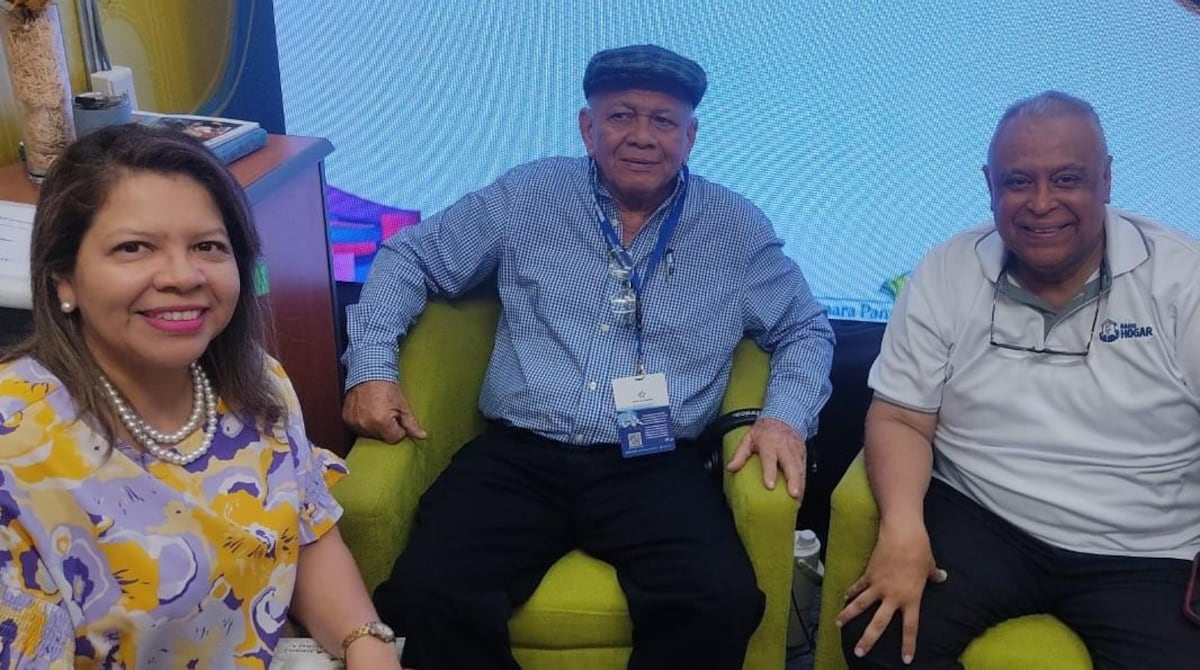 Escritor veragüense presenta sus obras en la Feria Internacional del Libro