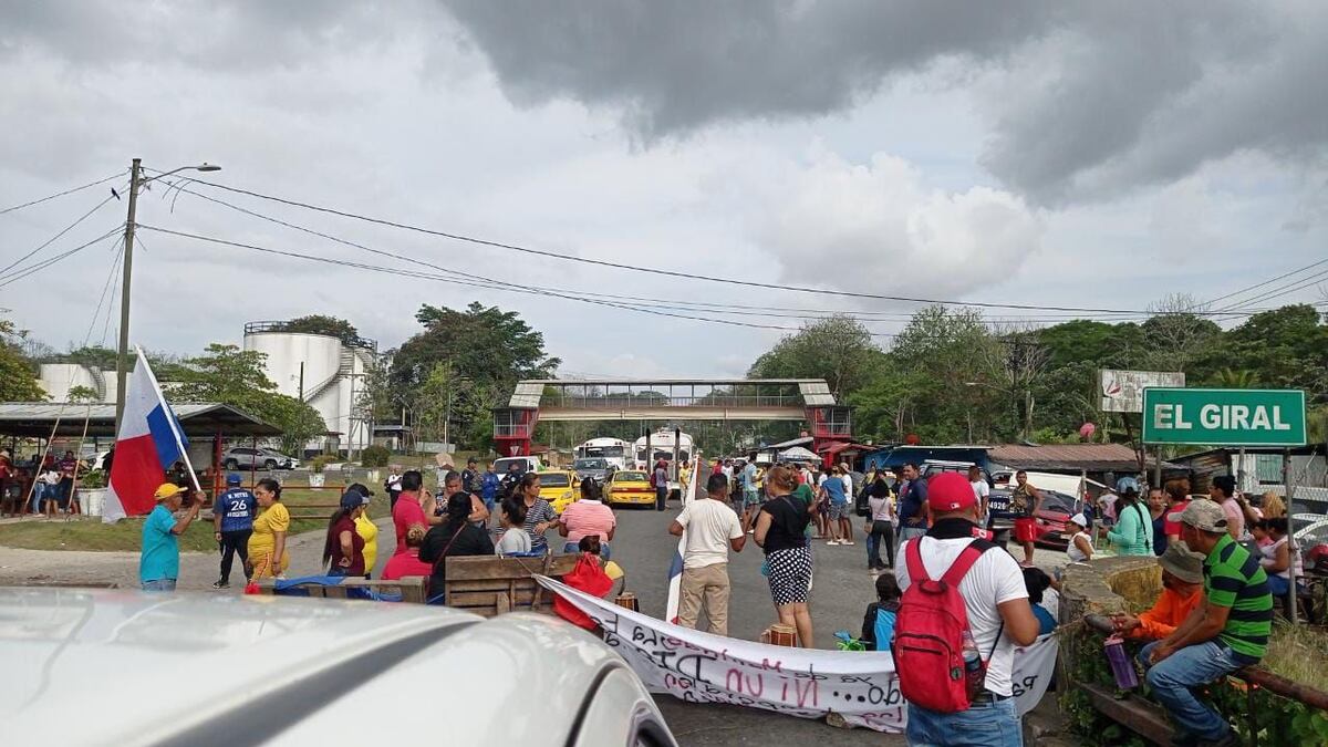 Colonenses ya cumplen 13 horas de cierre y aun no reciben respuesta del Meduca