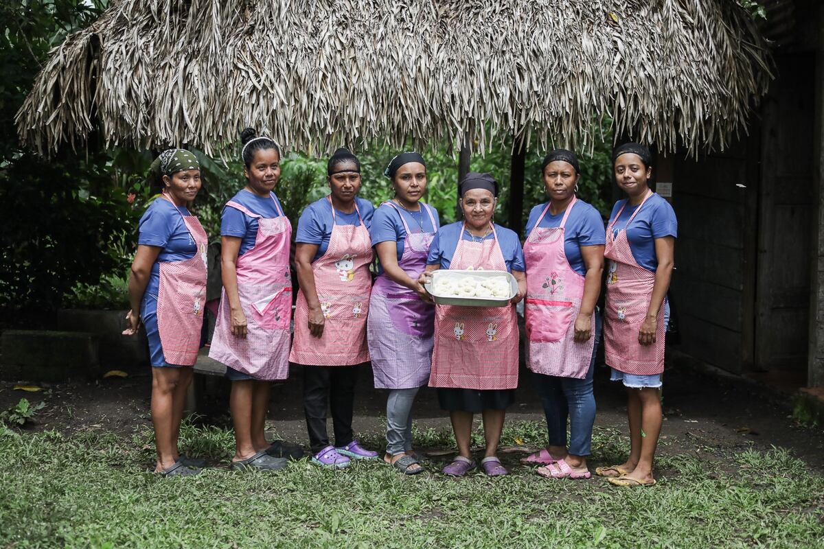 Mujeres hacen pan de olla a la orilla del Lago Alajuela