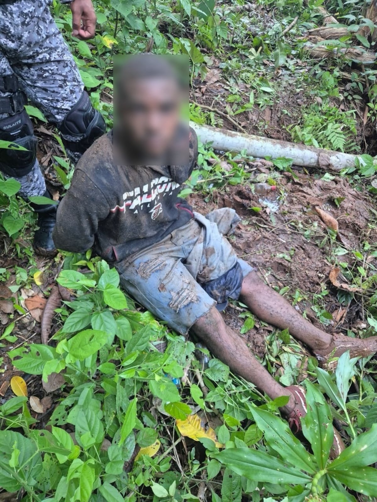 ¡Pensaron que coronaban! Golpearon a una cajera durante un asalto en Colón y terminaron escondidos entre la maleza