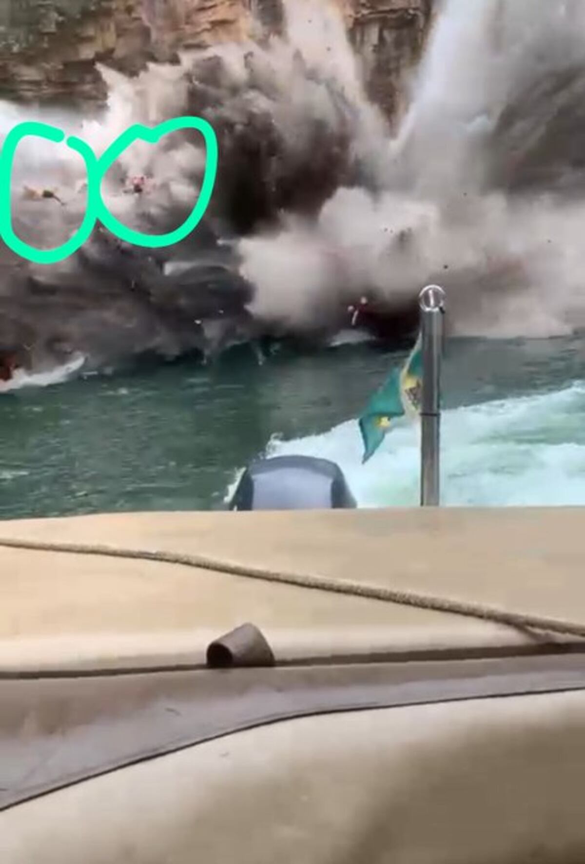 Impresionante. Roca cae sobre lanchas de turistas en Brasil. Video capta justo el momento