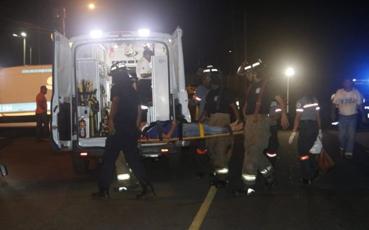 Bus de pasajeros cae a barranco. Múltiples heridos | Video