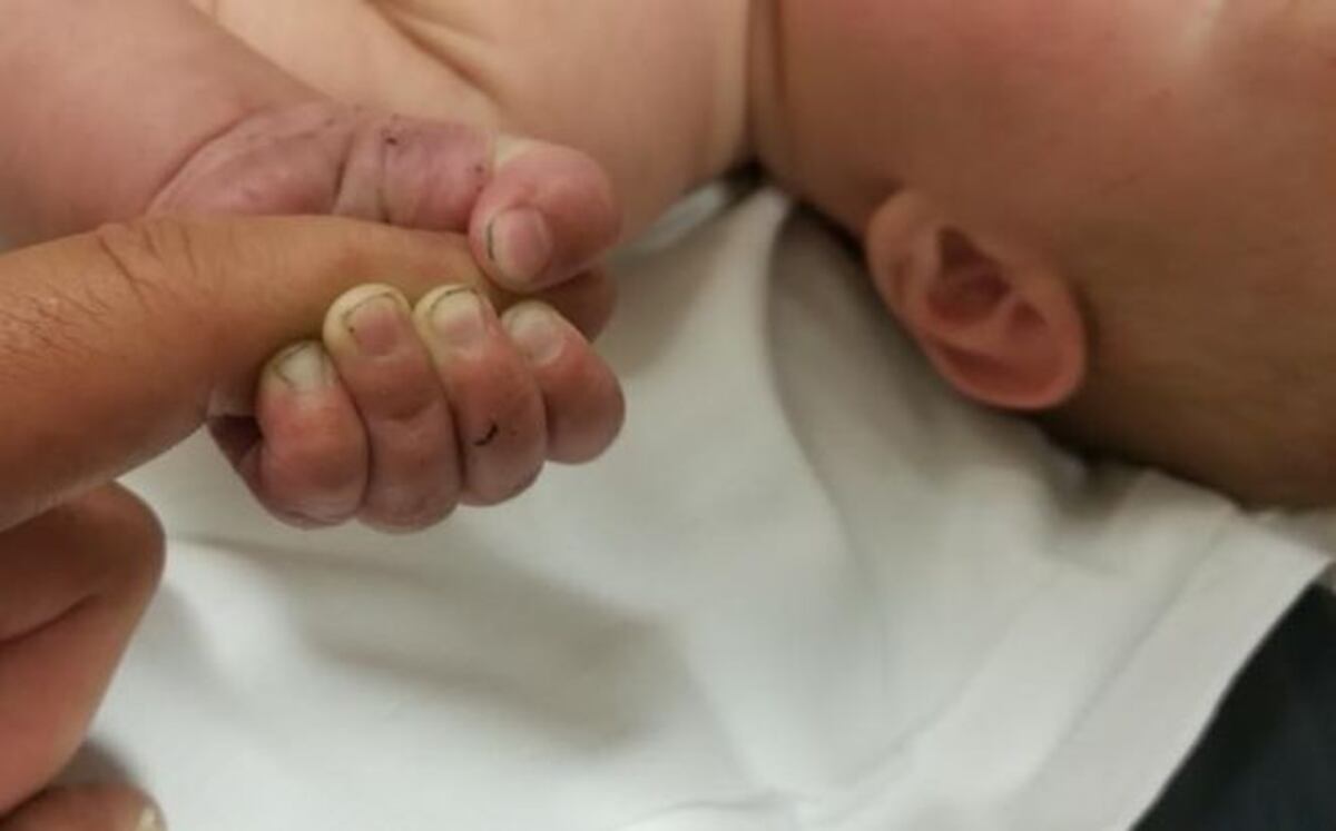 Un bebé de cinco meses sobrevivió tras estar más de nueve horas enterrado 