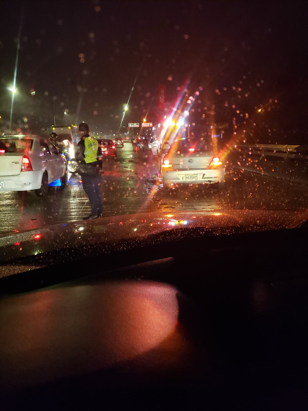 Descomunal tranque vehicular en el Centennial por choque brutal de vehículos