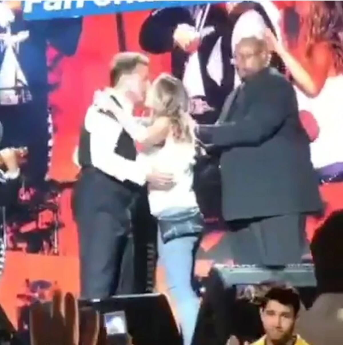Luis Miguel muestra su momento más tierno y fan lo besa en la boca en concierto