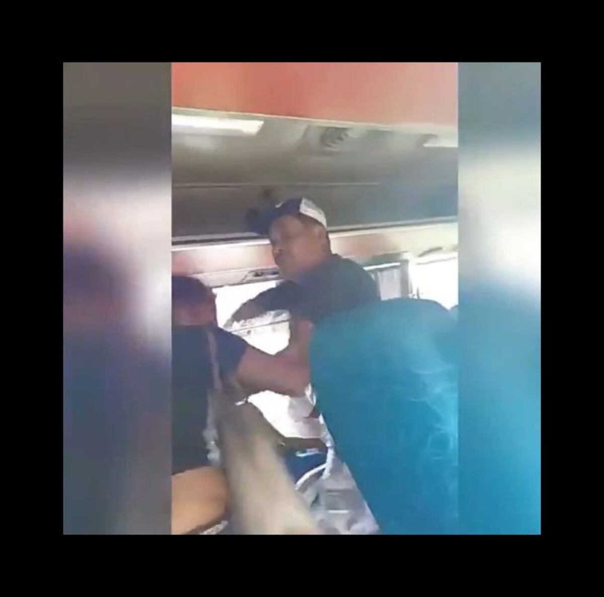 Video causa revuelo. Un hombre le entra a puñete a una mujer en un bus