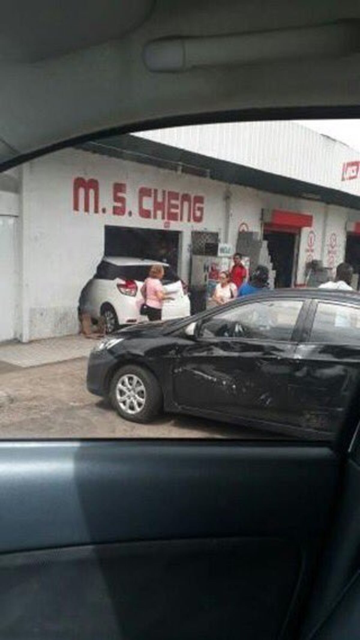 Auto queda metido en Minisúper en Arraiján cabecera