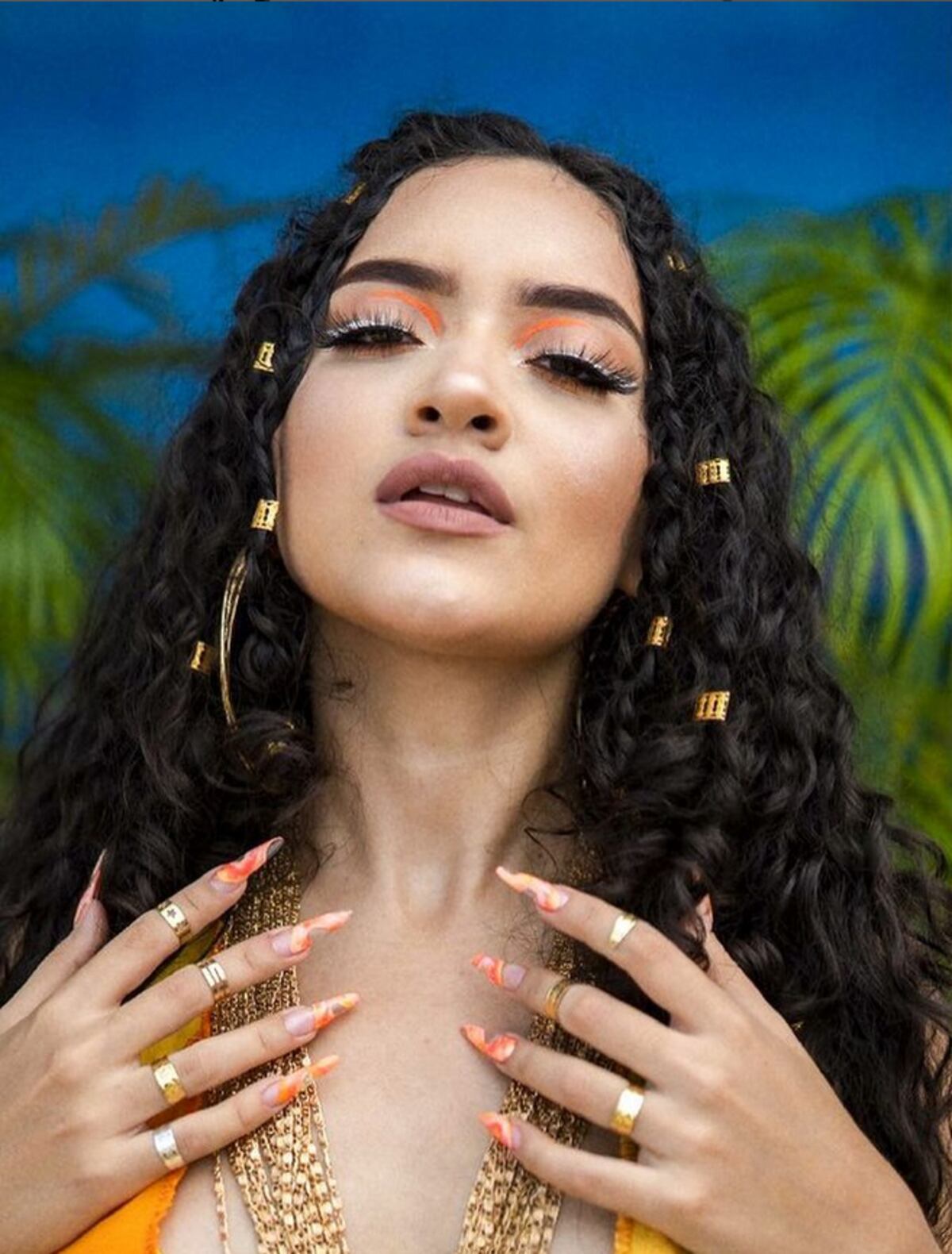 Valii estrena su sencillo ‘Gitana’ donde resalta el empoderamiento femenino + Video