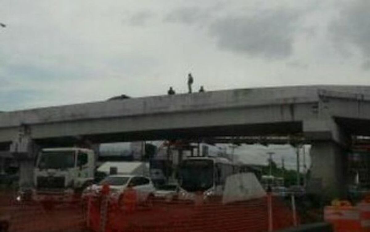 ¿HASTA CUÁNDO? Otro hombre amenaza con tirarse al vacío | VIDEO