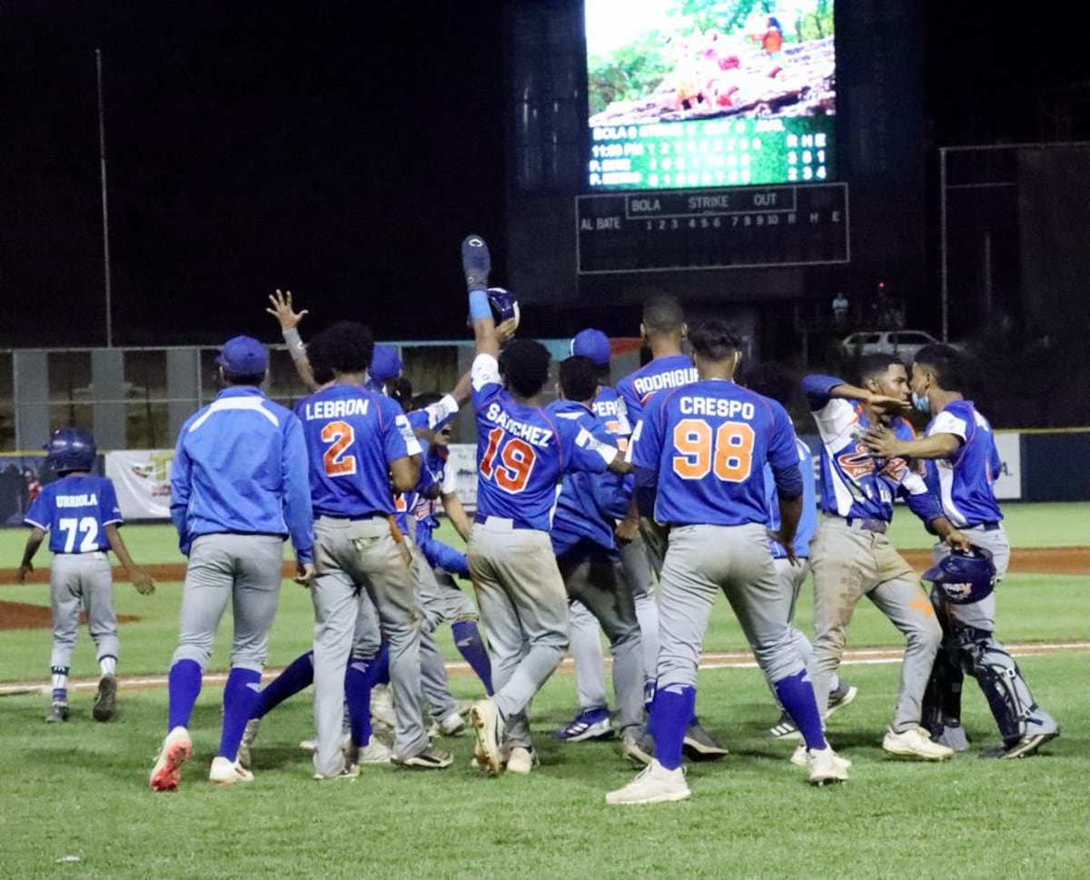 Potros de Panamá Este a una victoria de su primer título del Béisbol Juvenil