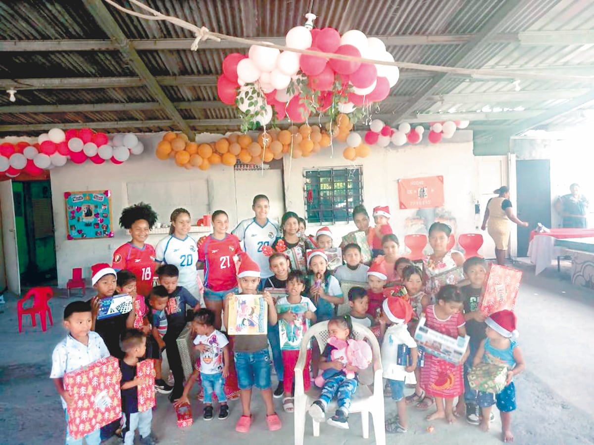 Chicas de  la Sele mayor Llevaron alegría a niños de Las Garzas