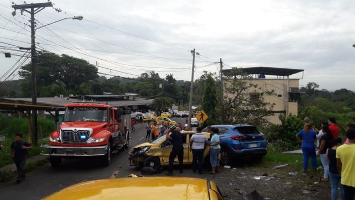 Auto colisiona y  cae dentro de una casa en Alcalde Díaz. Hay heridos | Video