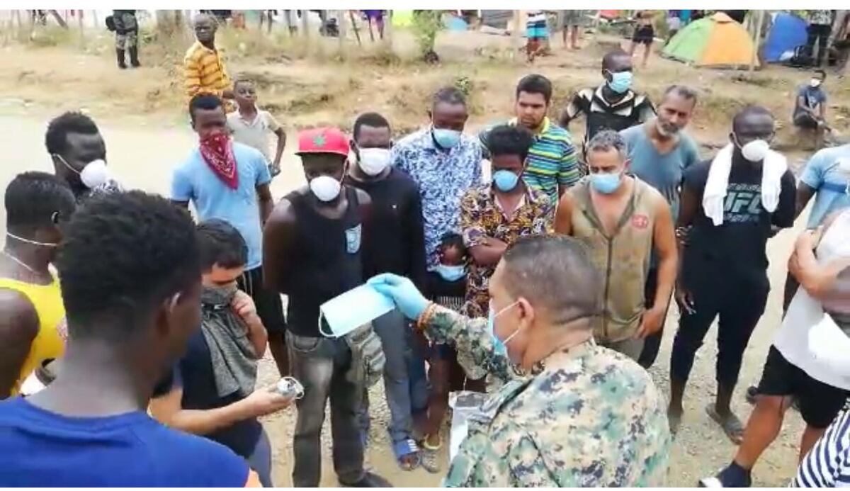 Distribuyen mascarillas a extranjeros irregulares