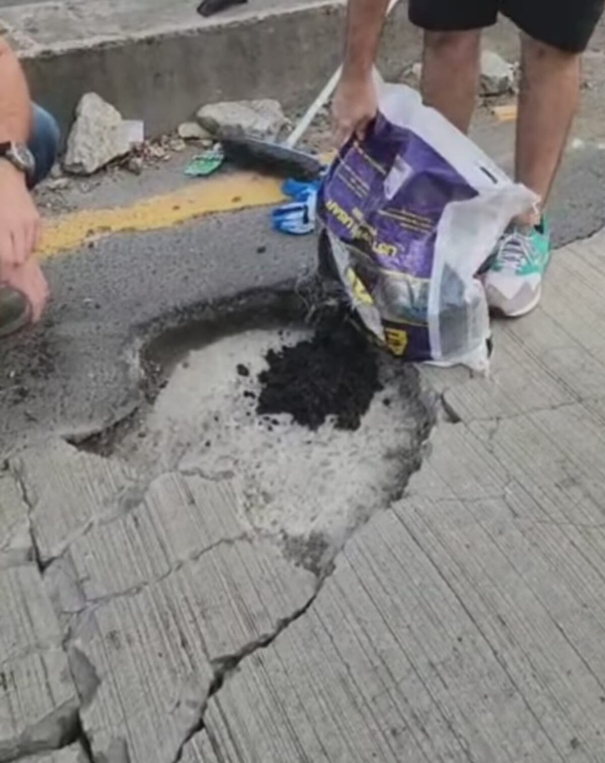 Se organizan para hacer lo que el MOP es incapaz de hacer