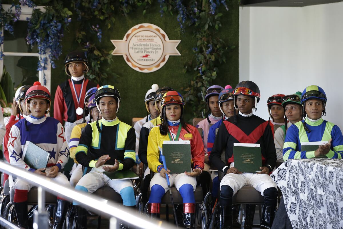 Se gradúan nuevos jinetes aprendices