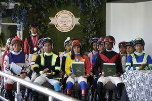 Se gradúan nuevos jinetes aprendices 