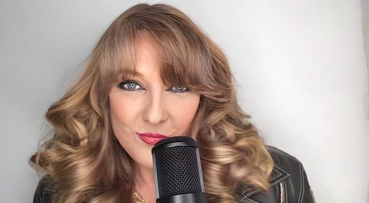 Gaby Gnazzo y otras voces del patio graban canción para recoger fondos. Video