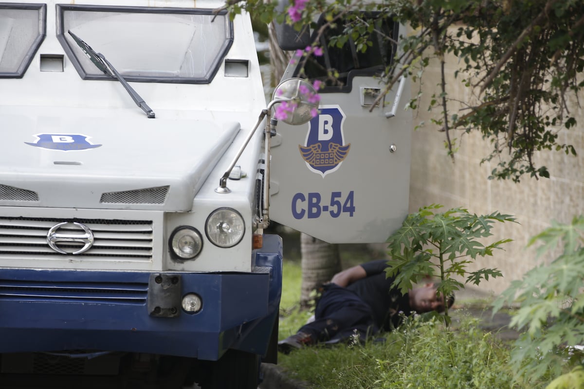 Conductor de camión blindado que contenía más de 2.2 millones de dólares se mantiene detenido