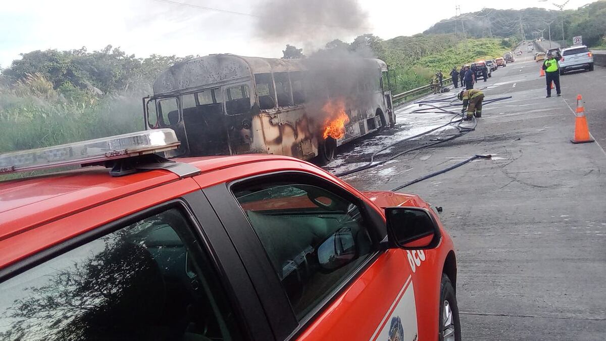 Autobús se incendia en el Corredor Norte a la altura de Chilibre; no hubo heridos