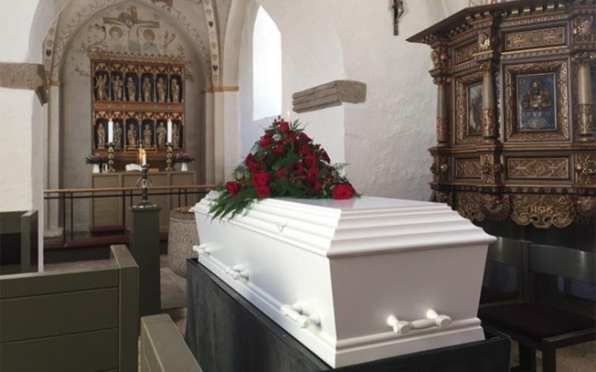 Se duerme dentro de un ataúd para atraer suerte y se muere