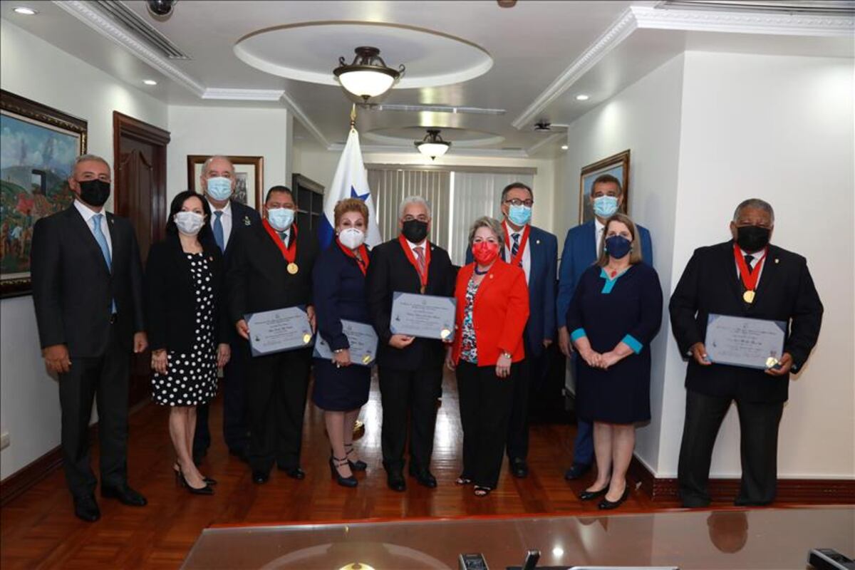 Imponen medalla a Magistrados principales y suplentes de la Corte Suprema de Justicia