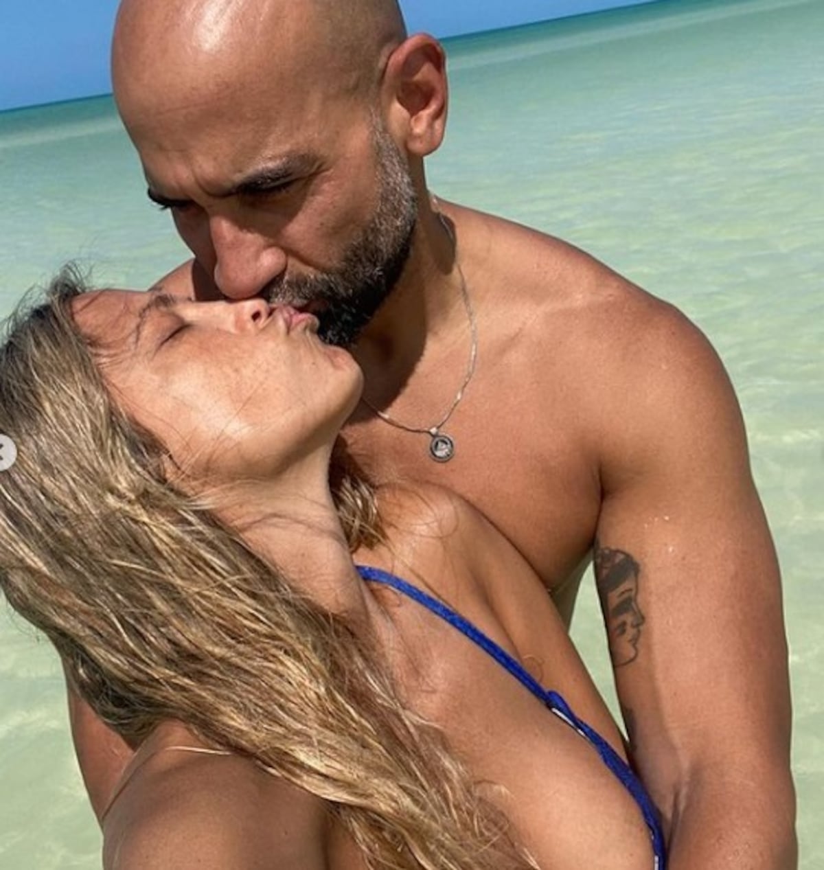 Exnovia de coach panameño de salud lo denuncia por violencia de género y muestra fotos de moretones. Él reacciona